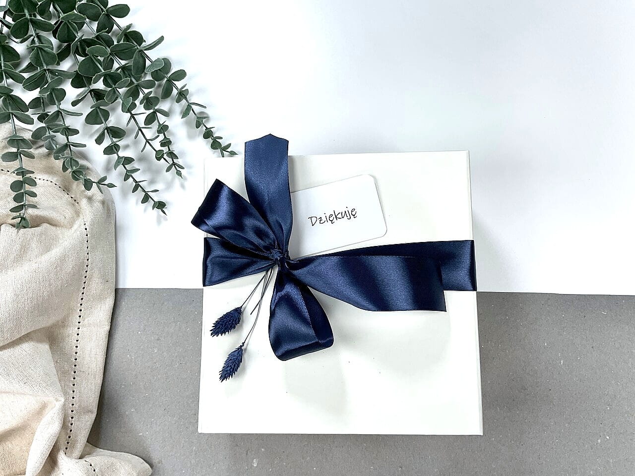białe kremowe pudełko box prezentowy zamykane na magnes granatowa kokardka prezent gift gotowy do wręczenia