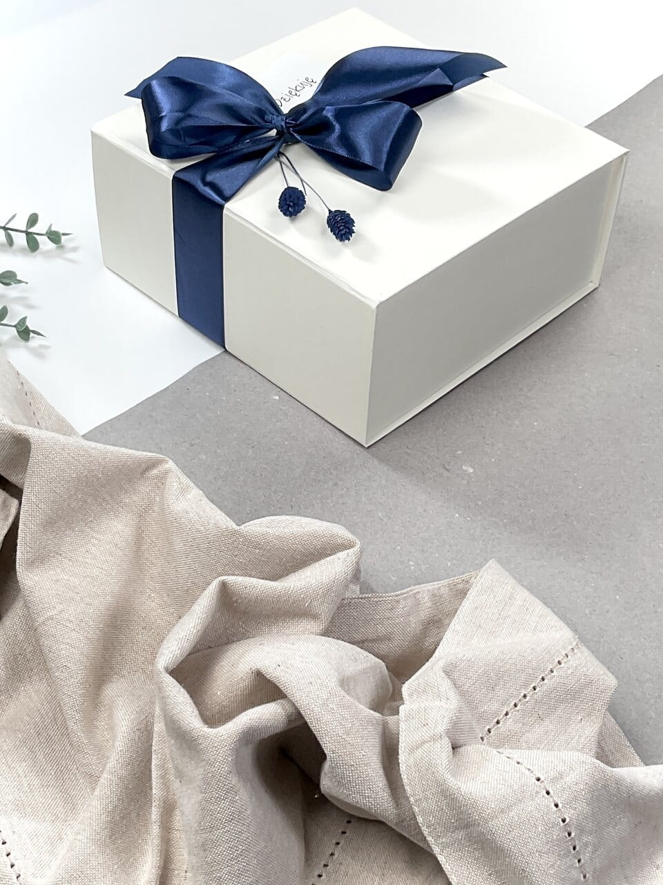 białe kremowe pudełko box prezentowy zamykane na magnes granatowa kokardka prezent gift gotowy do wręczenia