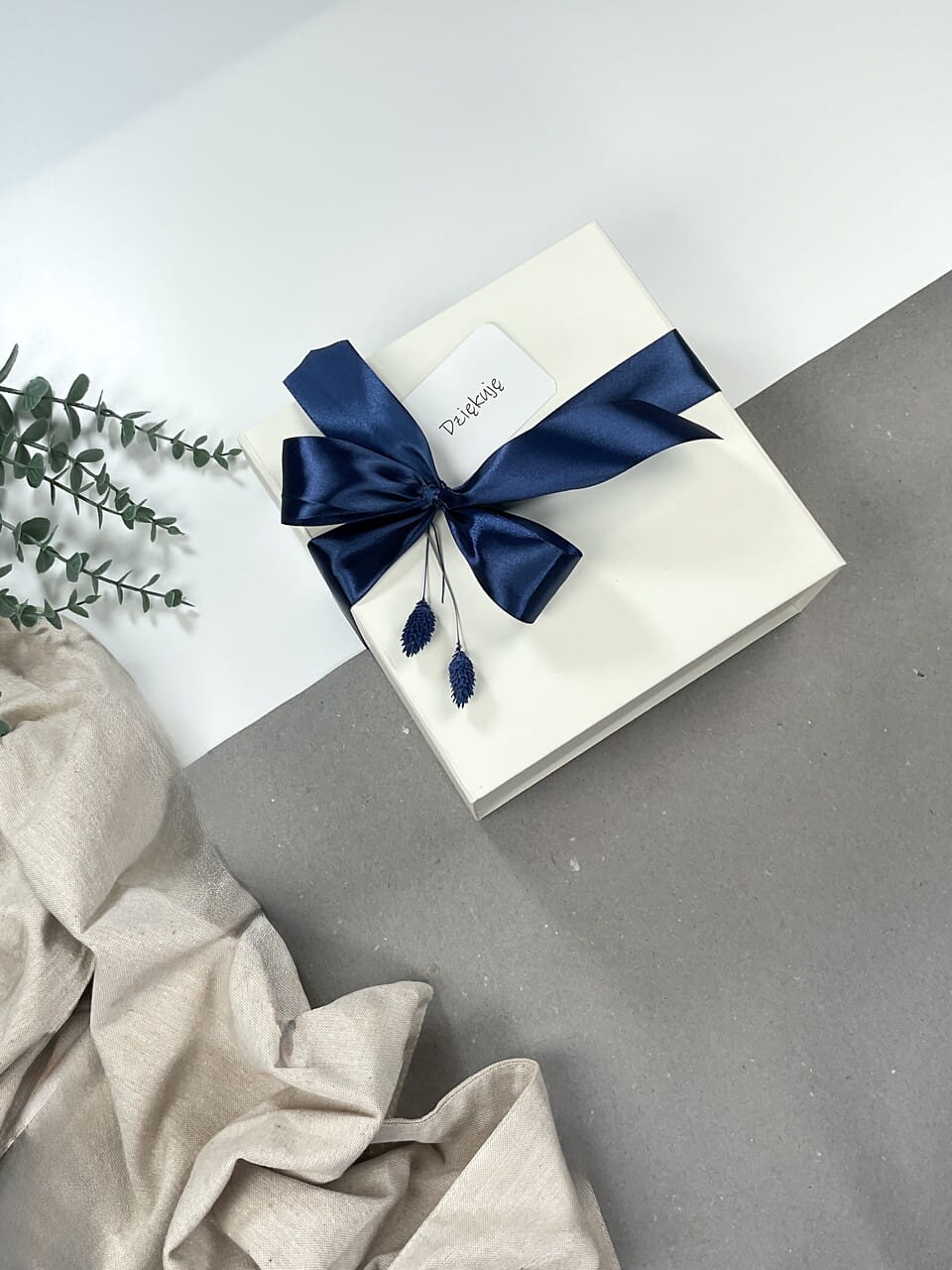 białe kremowe pudełko box prezentowy zamykane na magnes granatowa kokardka prezent gift gotowy do wręczenia