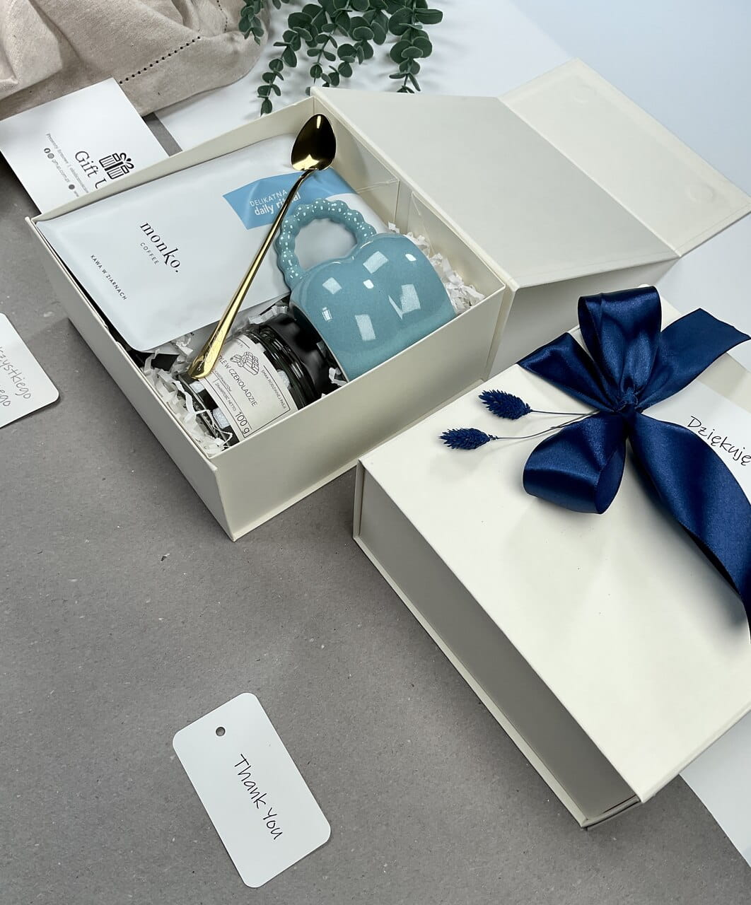prezent box prezentowy pudełko prezentowe zamykane na magnes stylowa kokardka suszone ozdoby słodki upominek z kubkiem kawą i słodkościami