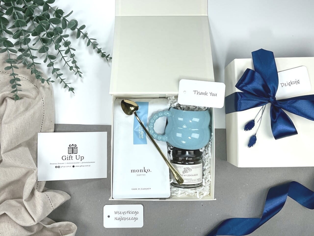 box kosz prezentowy który zawiera złotą łyżeczkę aromatyczną kawę ziarnistą kubek filiżanka słodycze daktyle w aksamitnej czekoladzie elegancki prezent dla mamy taty na dzień nauczyciela