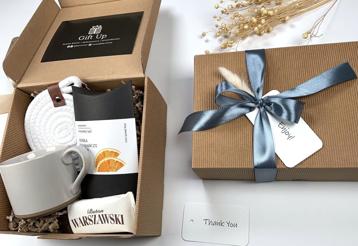 prezent box zestaw urodzinowy imieninowy z filiżanką słodkimi owocami w czekoladzie pysznym naturalnym batonem bez cukru podkładką ochronną na stół