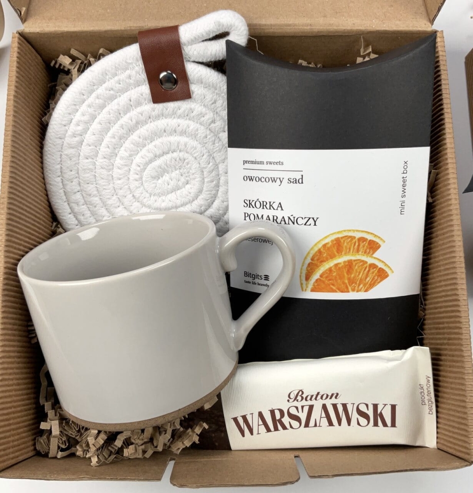 box kosz prezentowy z szarym kubkiem, filiżanką materiałową podkładką pysznymi słodkimi owocami w czekoladzie naturalnym ręcznie robionym batonem warszawskim