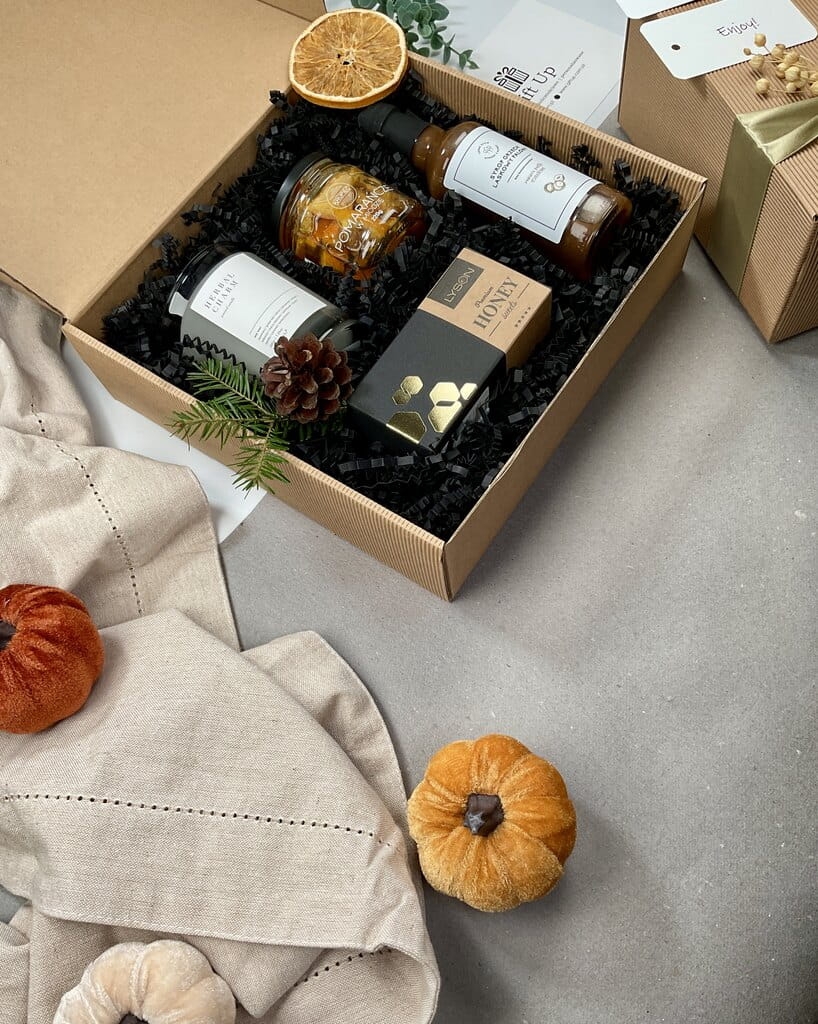 prezent zestaw prezentowy box kosz upominek gotowy do wręczenia zapakowany a w środku syrop orzech laskowy palony krówka miodowa pomarańcze liofilizowane w miodzie świeca z naturalnego wosku sojowego o zapachu ziół