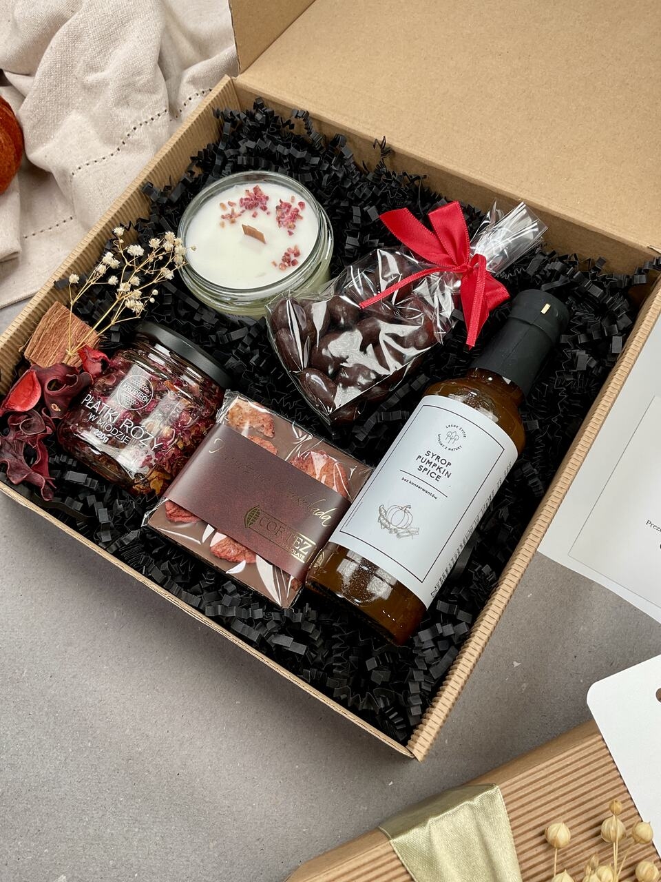 prezent zestaw prezentowy box kosz upominek gotowy do wręczenia zapakowany a w środku syrop dyniowy pumpkin płatki róży w miodzie prażone karmelizowane migdały w czekoladzie deserowej świeca z naturalnego wosku sojowego o zapachu prosecco z malinami