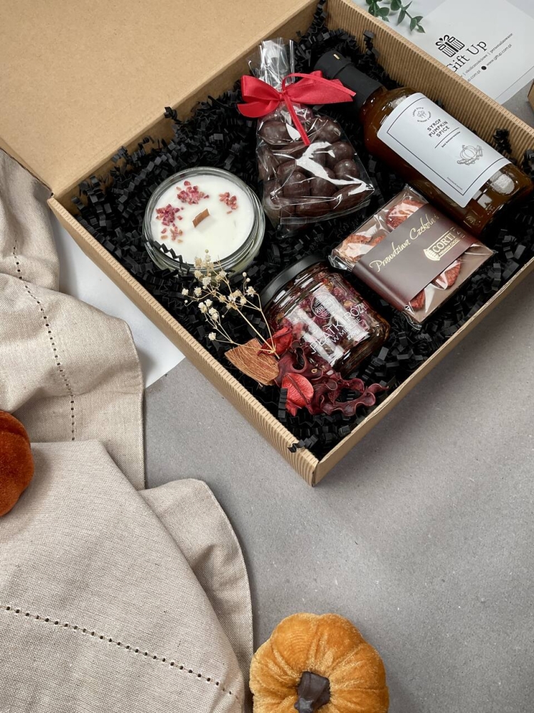 jesienny zestaw prezentowy zapakowany gotowy do wręczenia ze świecą sojową ręcznie robioną syropem dyniowym pumpkin spice do kawy i pięknymi płatkami róży w miodzie, chrupiącymi migdałami w czekoladzie deserowej