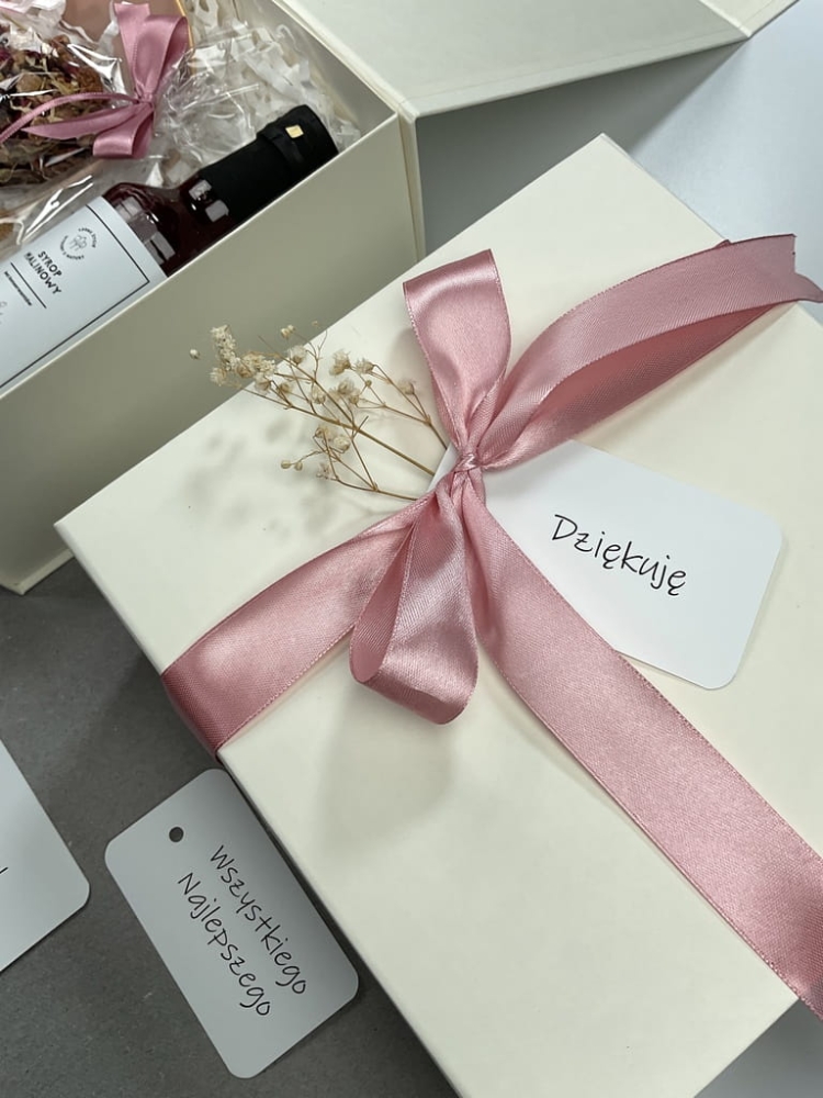 różowy jesienny box prezentowy starannie dobrane i wyselekcjonowane produkty najwyższej jakości marki premium gotowy do wręczenia