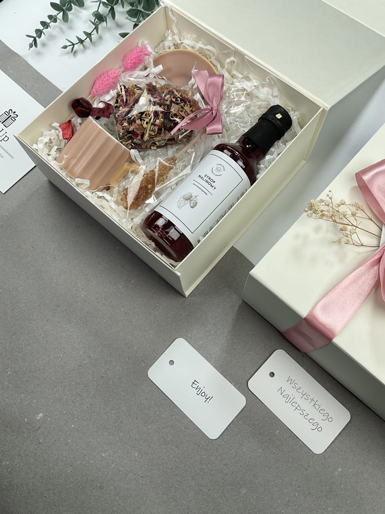 box gift prezent firmowy elegancki upominek idealny jako forma podziękowania uznania dla szefa pracownika pięknie zapakowany przewiązany kokardką i ozdobiony suszonymi roślinami