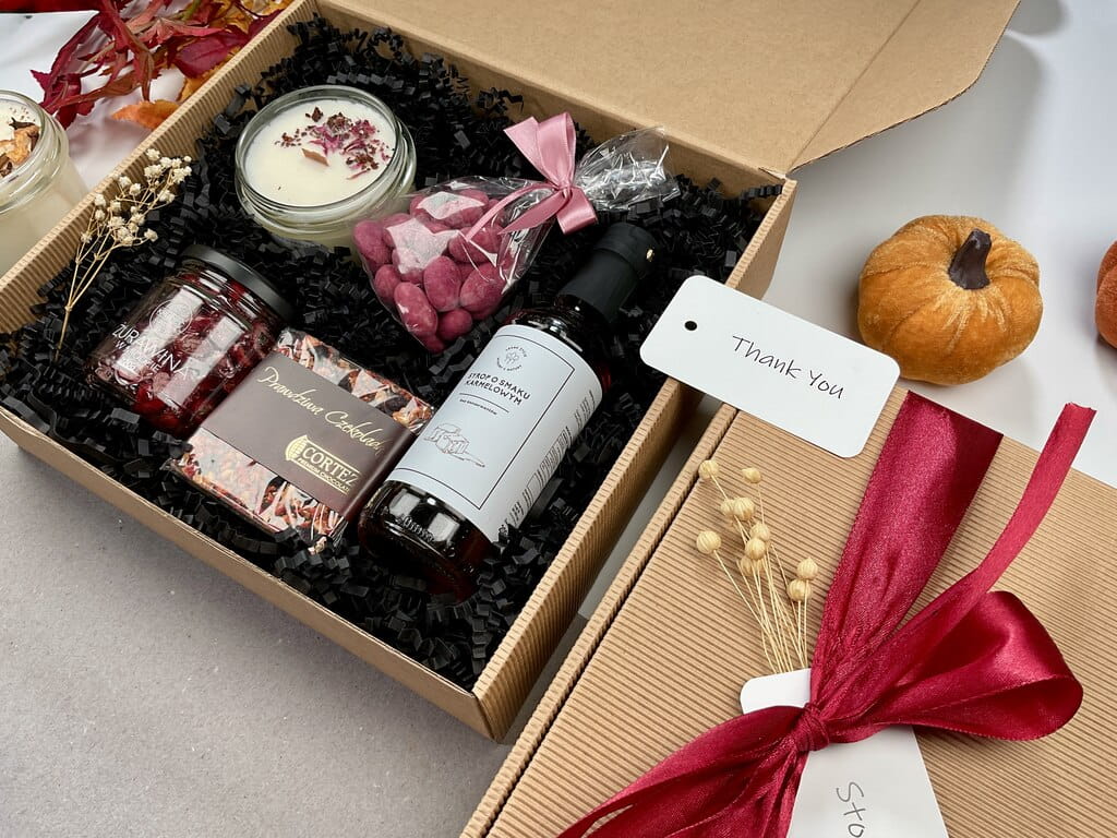 prezent zestaw prezentowy box kosz upominek gotowy do wręczenia zapakowany a w środku syrop karmelowy żurawina w miodzie prażone migdały w czekoladzie białej świeca z naturalnego wosku sojowego o zapachu rabarbar i róża