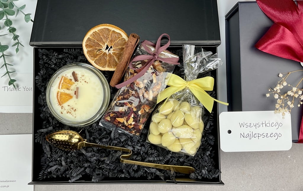 pudełko zestaw box prezentowy z naturalną świecą sojową o zapachu słodkiej pomarańczy z cynamonem, stylowym zaparzaczem w złotym kolorze, przepyszną herbatą owocową, słodkimi migdałami w białej czekoladzie