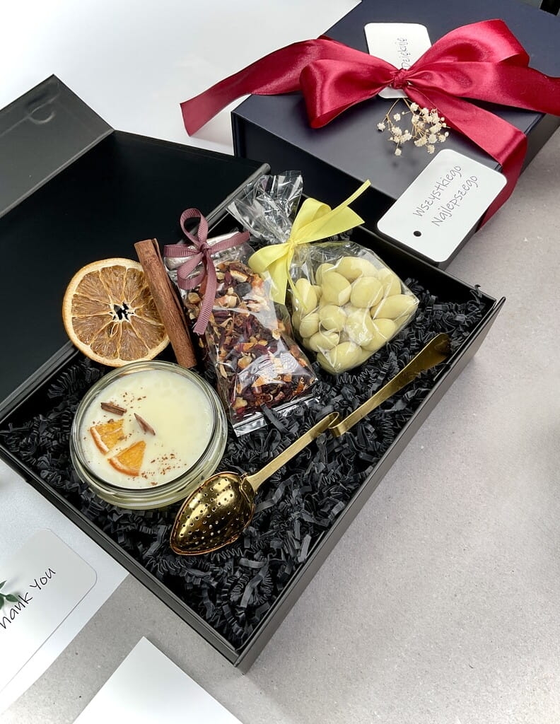 pudełko zestaw box prezentowy z naturalną świecą sojową o zapachu słodkiej pomarańczy z cynamonem, stylowym zaparzaczem w złotym kolorze, przepyszną herbatą owocową, słodkimi migdałami w białej czekoladzie