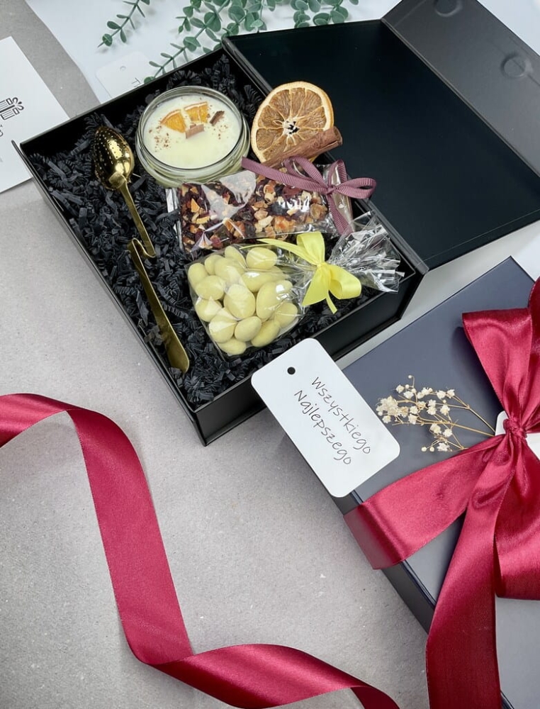 pudełko zestaw box prezentowy z naturalną świecą sojową o zapachu słodkiej pomarańczy z cynamonem, stylowym zaparzaczem w złotym kolorze, przepyszną herbatą owocową, słodkimi migdałami w białej czekoladzie