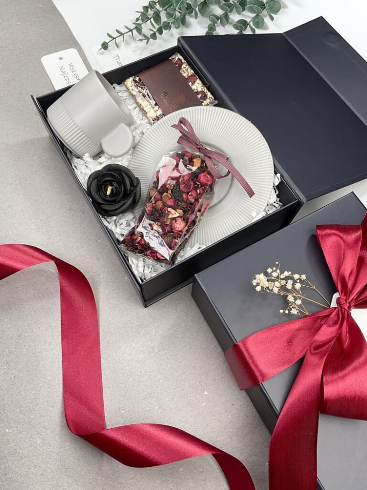 zestaw box prezentowy pudełko z naturalną herbatą żurawinową, stylową szarą filiżanką, mleczną czekoladą z owocami liofilizowanymi, świecą z naturalnego wosku pszczelego róża w czarnym kolorze