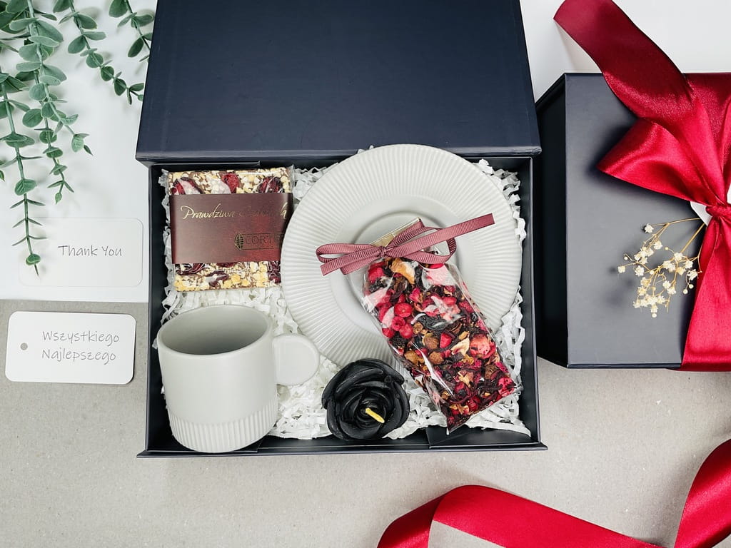 zestaw box prezentowy pudełko z naturalną herbatą żurawinową, stylową szarą filiżanką, mleczną czekoladą z owocami liofilizowanymi, świecą z naturalnego wosku pszczelego róża w czarnym kolorze