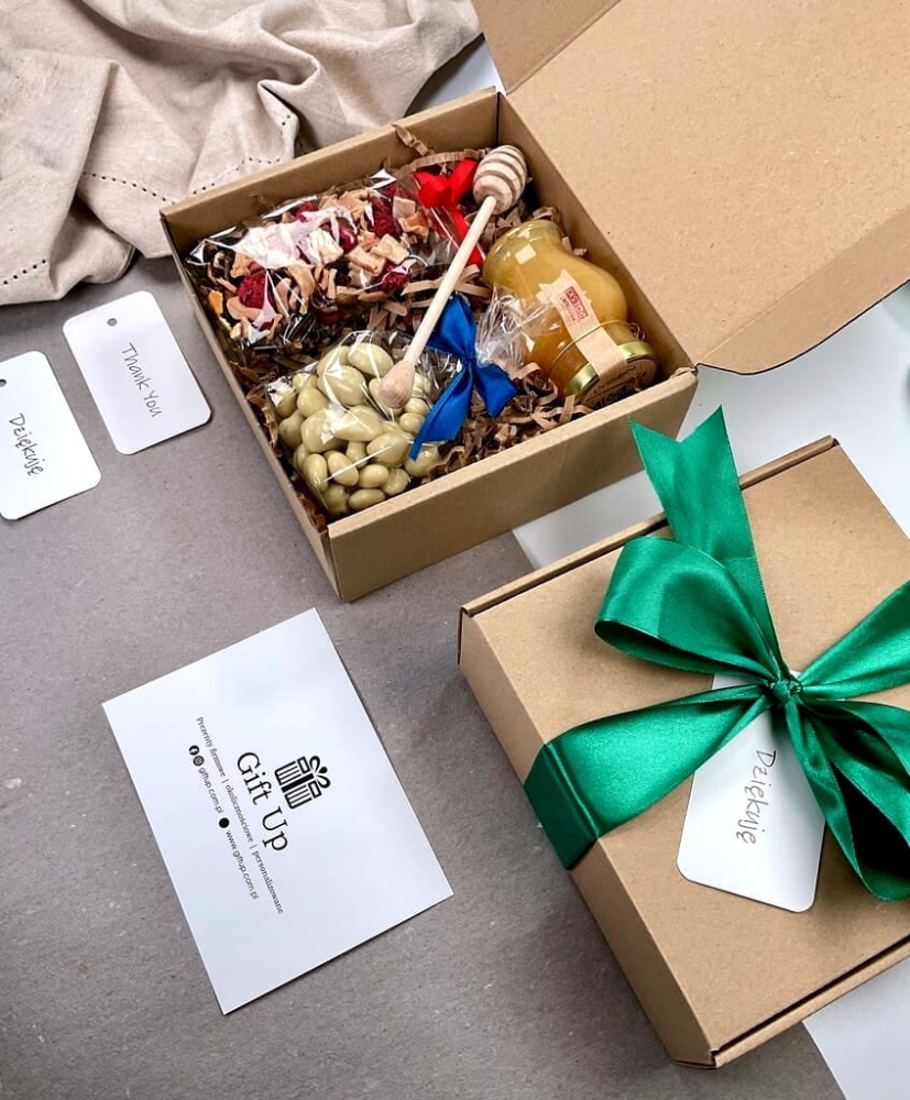 prezent box upominek zestaw prezentowy zapakowany gotowy do wręczenia