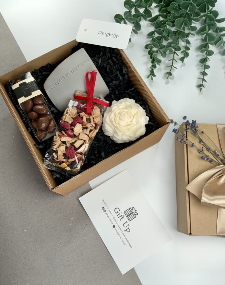 zestaw box prezentowy na dzień nauczyciela imieniny lub urodziny który zawiera szary nowoczesny kubek, ręcznie robioną naturalną świecę sojową, orzechy w mlecznej czekoladzie, herbatę z różą i lawendą
