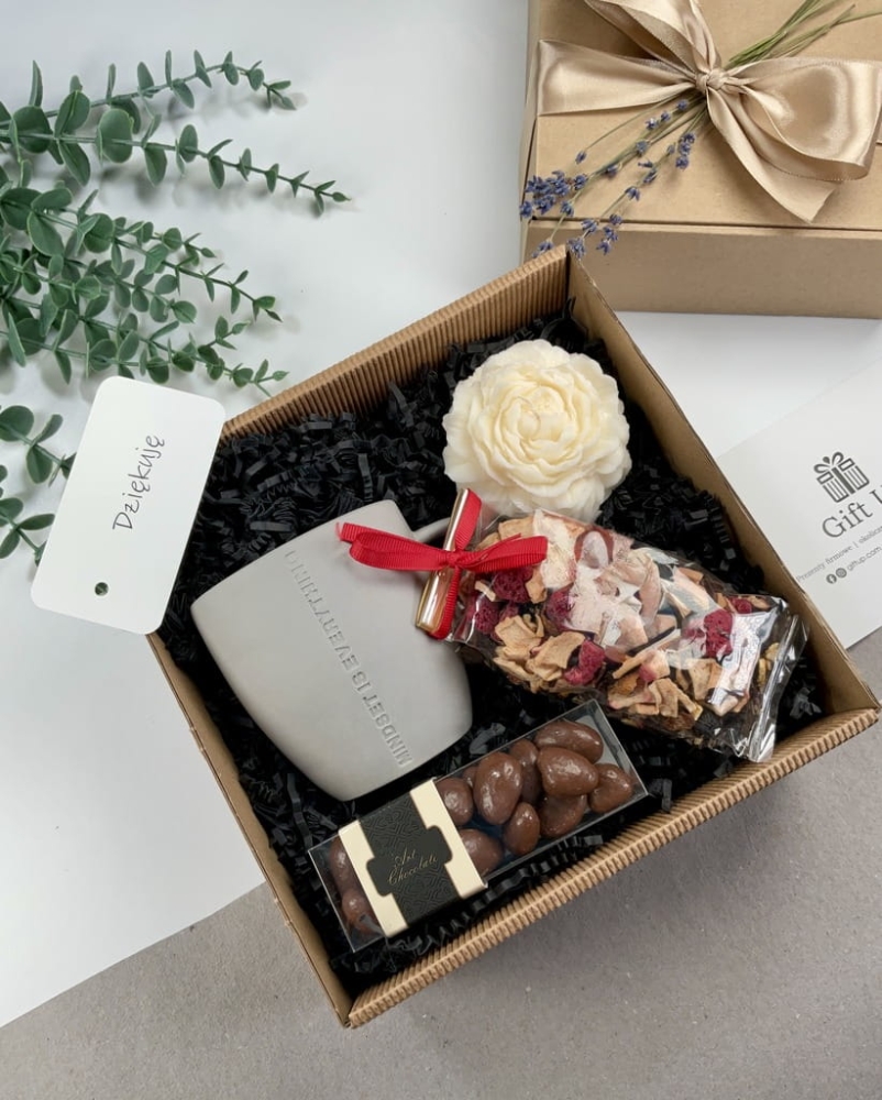 zestaw box prezentowy na dzień nauczyciela imieniny lub urodziny który zawiera szary nowoczesny kubek, ręcznie robioną naturalną świecę sojową, orzechy w mlecznej czekoladzie, herbatę z różą i lawendą