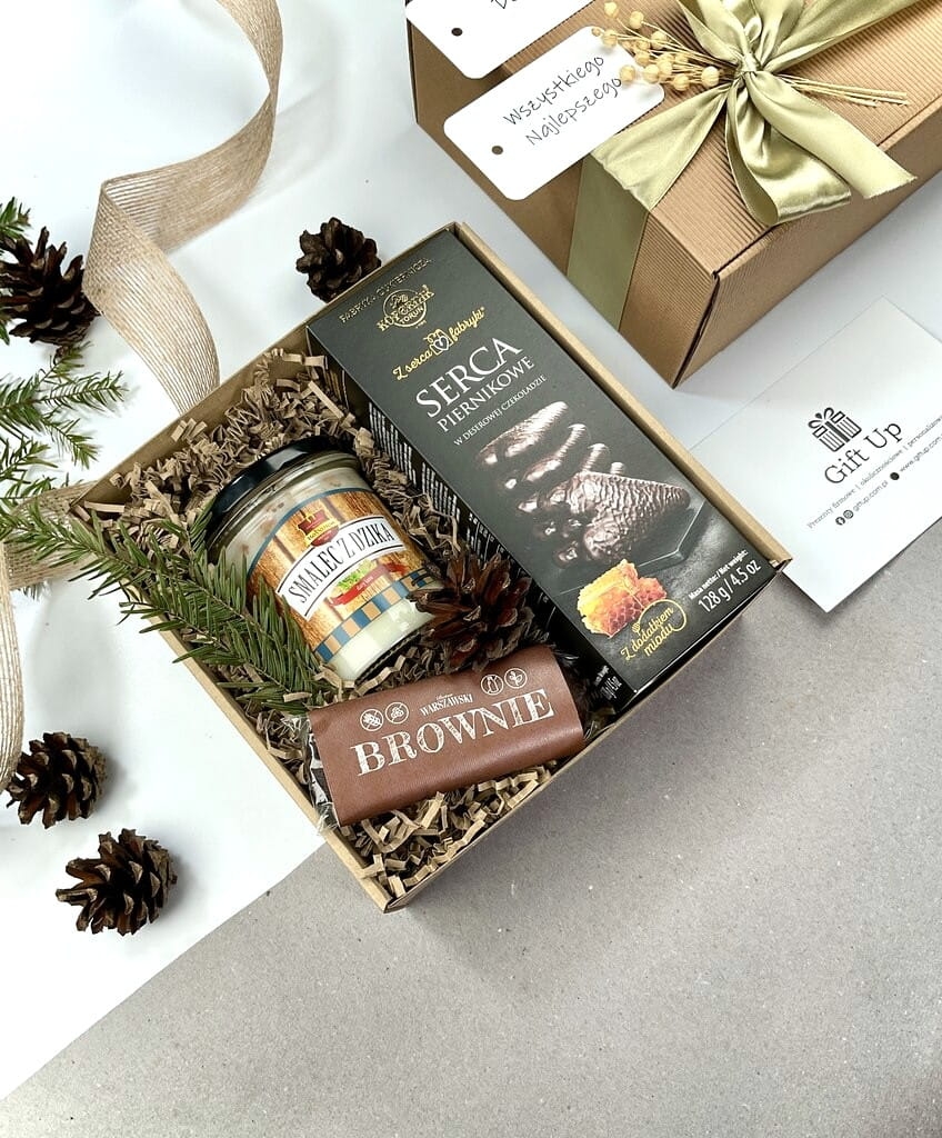 gotowy zapakowany zestaw box prezent do wręczenia a w środku pierniczki serca w deserowej czekoladzie z miodem naturalny pyszny smalec z dzika ręcznie robiony batonik brownie