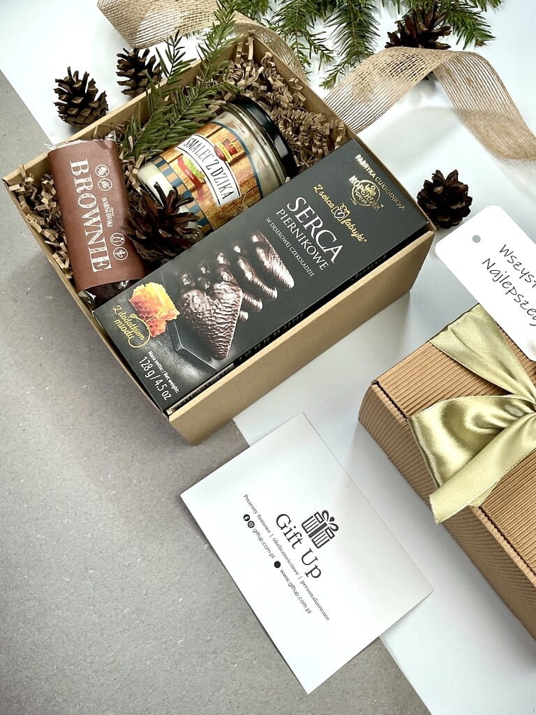 zestaw prezent box prezentowy zapakowany gotowy do wręczenia z pierniczkami toruńskimi w czekoladzie z miodem ze słoikiem smalec z dzika i z ręcznie robionym batonikiem brownie