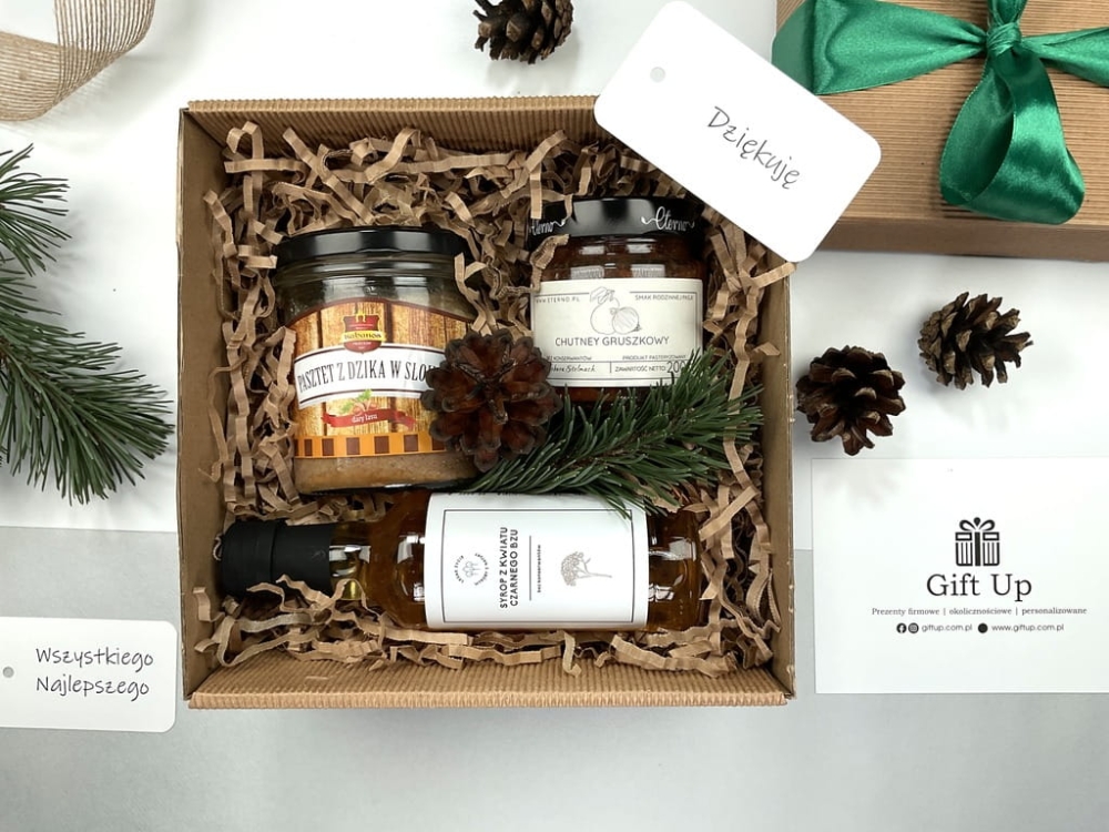 prezent zestaw box firmowy upominkowy z pasztetem z dzika w słoiku, z chutney gruszkowym, syropem z kwiatów z czarnego bzu. Pudełko tekturowe z wiórkami papierowymi zapakowane gotowe do wręczenia
