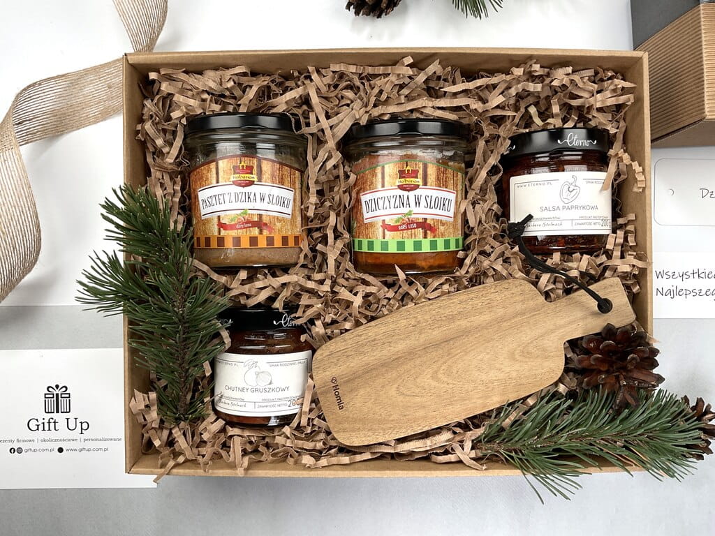 gotowy zapakowany zestaw box prezent do wręczenia a w środku same przysmaki pasztet z dzika, dziczyzna w słoiku salsa paprykowa i chutney gruszkowy dodatkowo przepiękna naturalna deska do serwowania