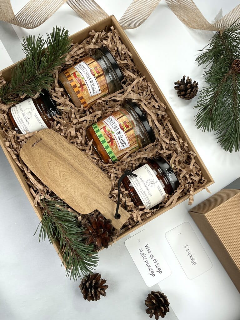 zestaw pudełko box gotowy do wręczenia starannie zapakowany z dzikimi dodatkami, mięsem z dzika w słoiku z naturalnym pasztetem z dzika, z słodko ostrą salsą paprykową i chutnej gruszkowym Dodatkowo cudowna deska do serwowania