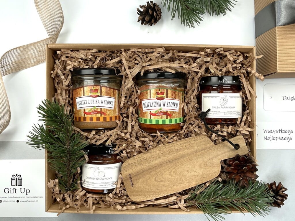 gotowy zapakowany zestaw box prezent do wręczenia a w środku same przysmaki pasztet z dzika, dziczyzna w słoiku salsa paprykowa i chutney gruszkowy dodatkowo przepiękna naturalna deska do serwowania