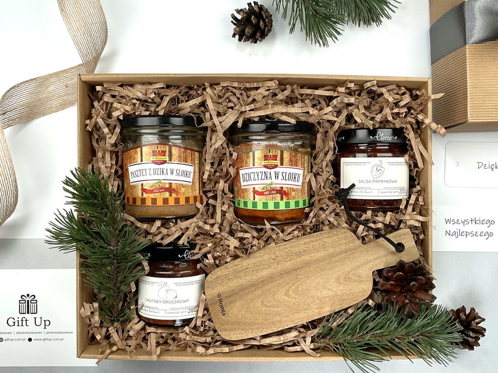 gotowy zapakowany zestaw box prezent do wręczenia a w środku same przysmaki pasztet z dzika, dziczyzna w słoiku salsa paprykowa i chutney gruszkowy dodatkowo przepiękna naturalna deska do serwowania