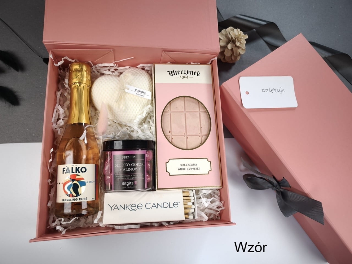 Różowy box prezentowy gift Up migdały w czekoladzie, świeca sojowa serce.jpg
