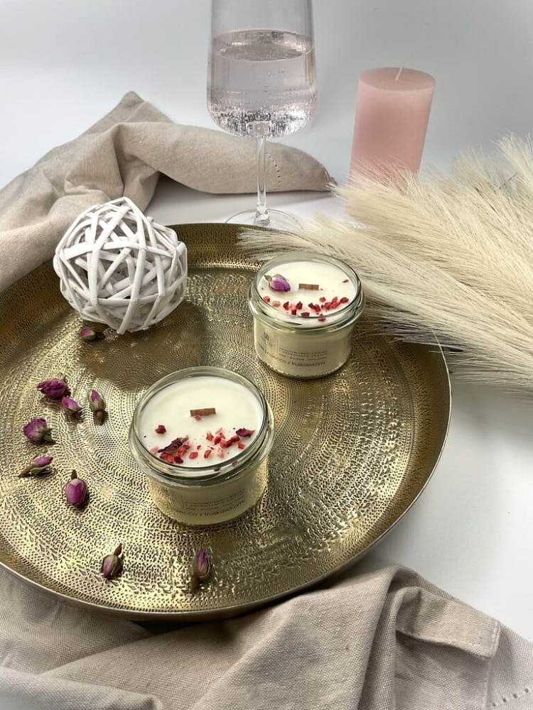 naturalna świeca sojowa w szkle o zapachu rose prosecco z truskawkami drewniany knot naturalny wosk sojowy czas palenia około 40 godzin orzeźwiające zapachy premium luksus