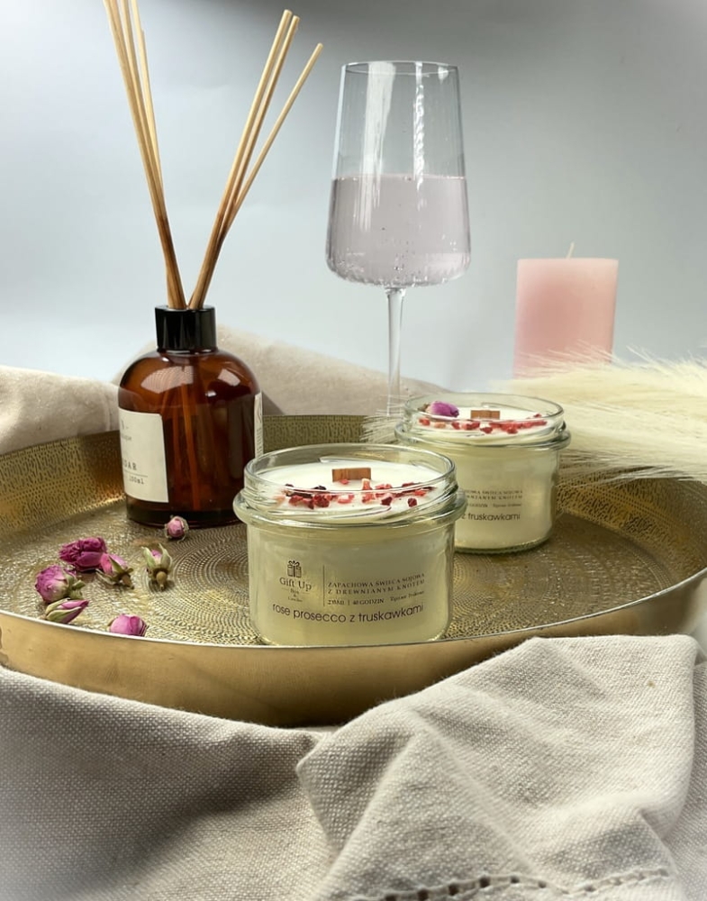 naturalna świeca sojowa w szkle o zapachu rose prosecco z truskawkami drewniany knot naturalny wosk sojowy czas palenia około 40 godzin orzeźwiające zapachy premium luksus