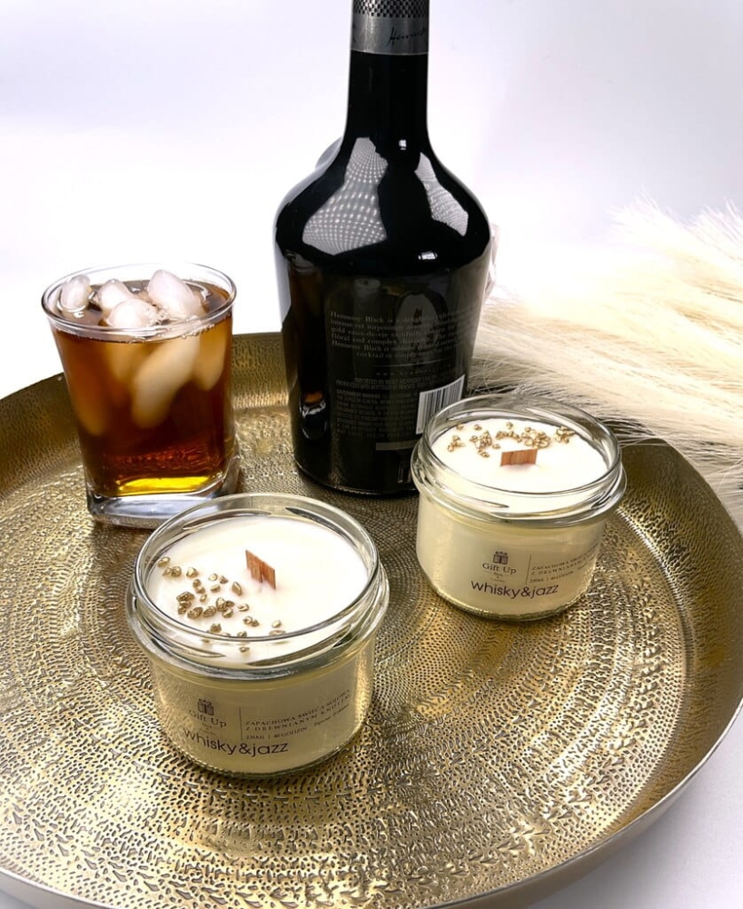 świeca sojowa w szkle o zapachu whisky&amp;jazz z truskawkami drewniany knot naturalny wosk sojowy czas palenia około 40 godzin ręcznie robiona z ozdobami męski wyrafinowany zapach