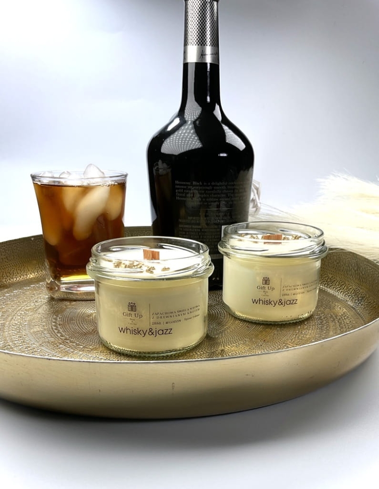 świeca sojowa w szkle o zapachu whisky&amp;jazz z truskawkami drewniany knot naturalny wosk sojowy czas palenia około 40 godzin ręcznie robiona z ozdobami męski wyrafinowany zapach