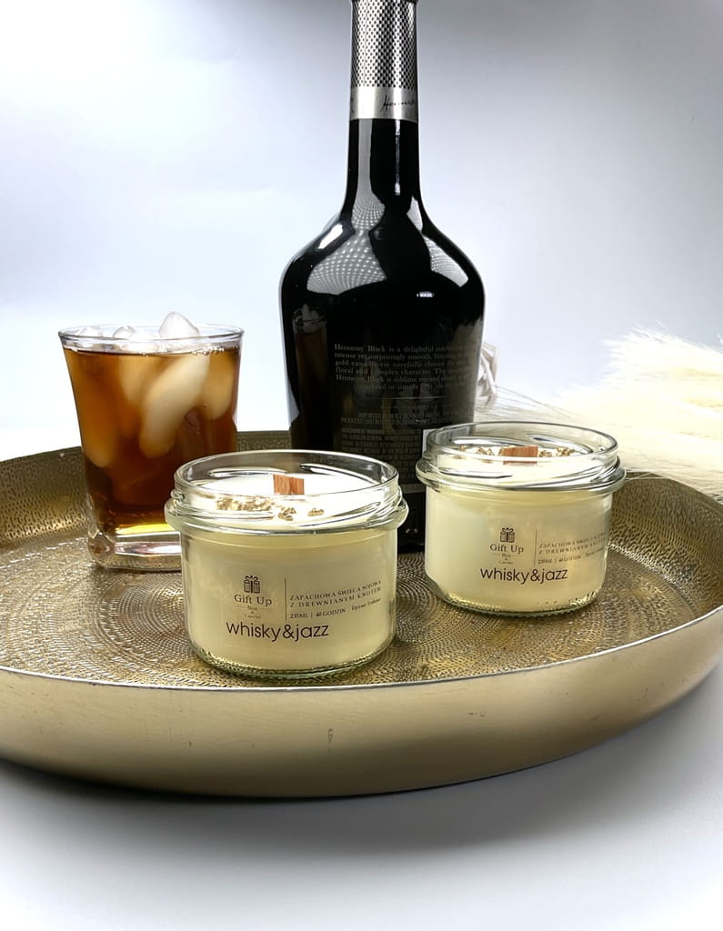 świeca sojowa w szkle o zapachu whisky&amp;jazz z truskawkami drewniany knot naturalny wosk sojowy czas palenia około 40 godzin ręcznie robiona z ozdobami męski wyrafinowany zapach