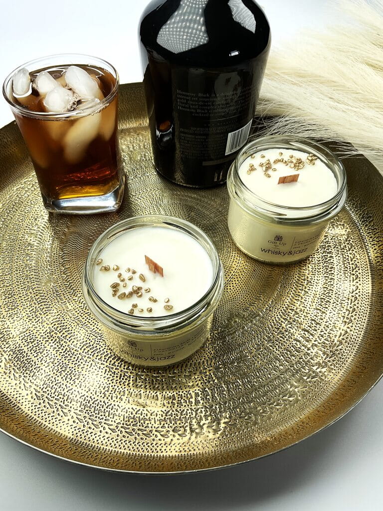 naturalna świeca sojowa w szkle o zapachu whisky&amp;jazz  drewniany knot naturalny wosk sojowy czas palenia około 40 godzin ręcznie robiona z ozdobami męski wyrafinowany zapach