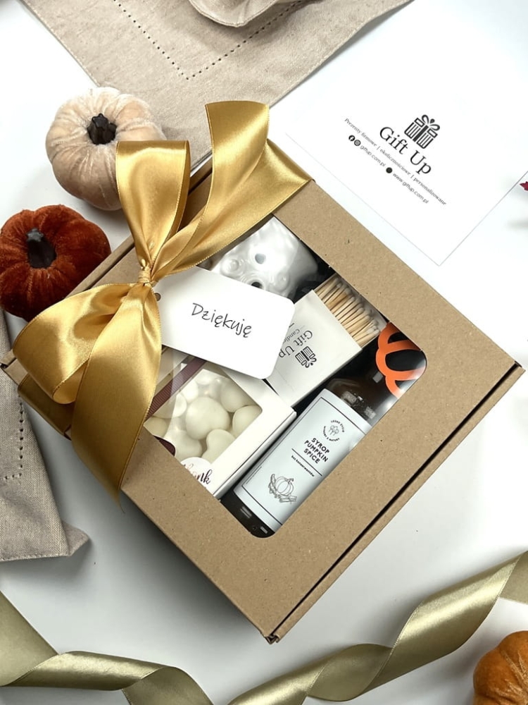 jesienny box prezentowy, a w nim wosk zapachowy dynia z karmelem kominek do wosku ceramiczny syrop dyniowy prezenty firmowe