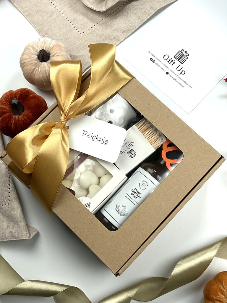 jesienny box prezentowy, a w nim wosk zapachowy dynia z karmelem kominek do wosku ceramiczny syrop dyniowy prezenty firmowe