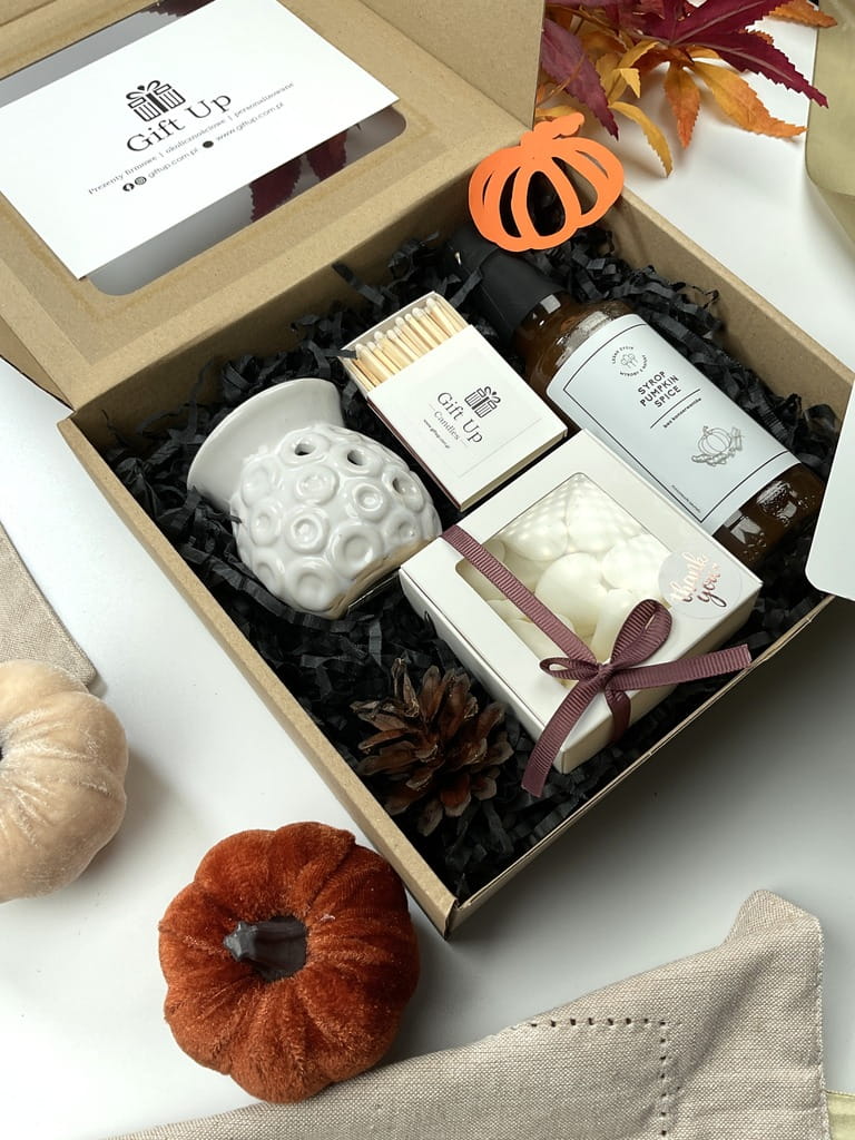 jesienny box prezentowy, a w nim wosk zapachowy dynia z karmelem kominek do wosku ceramiczny syrop dyniowy prezenty firmowe