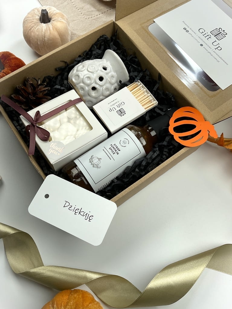 kosz zestaw prezentowy z okienkiem, jesienne zapachy i smaki, a w nim kominek na wosk, olejek zapachowy syrop dyniowy do kawy pumpkin spice latte