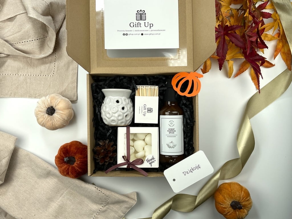 jesienny zestaw box prezentowy z kominkiem na wosk, olejek zapachowy, zapałkami, pięknie pachnącym woskiem do kominka w kształcie serduszka, syrop dyniowy pumpkin spice