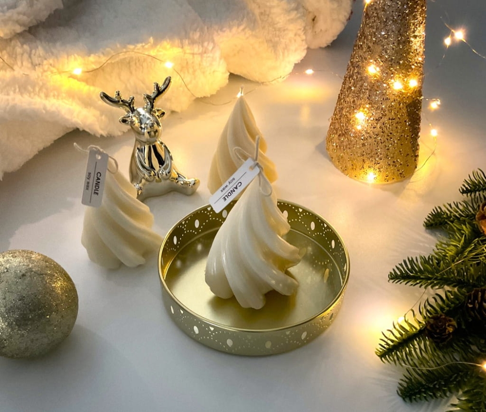 nowoczesna, minimalistyczna dekoracja stołu, choinka wolnostojąca, piękna bezpieczna dla środowiska, wykonana z wosku sojowego
