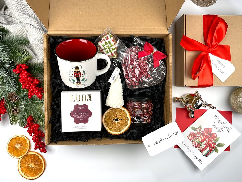 Zestaw prezent świąteczny kubek porcelanowy z dziadkiem do orzechów herbata kwiatowa premium LUDA czekolada gorzka z malinami serce, pierniczek ręcznie robiony świeca sojowa w kształcie choinki ręcznie robiona