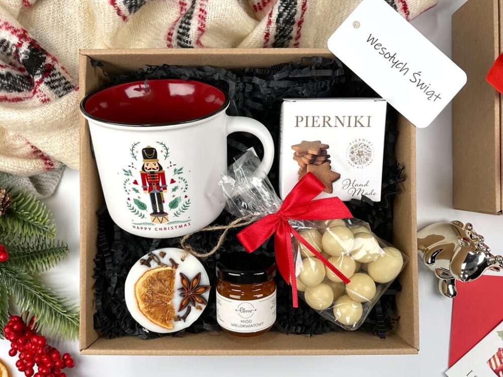 zestaw prezent świąteczny mikołajkowy z kubkiem z motywem świątecznym, z dziadkiem do orzechów, z orzechami w białej czekoladzie, z zawieszką zapachową świąteczną, z pierniczkami ręcznie robionymi