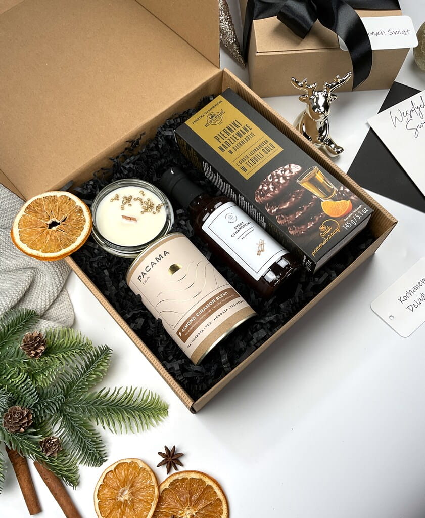 Ekskluzyjny świąteczny zestaw prezentowy: duża świeca sojowa w szkle Whisky &amp; Jazz, aromatyczna herbata zimowa, syrop cynamonowy, pierniczki w czekoladzie. Perfekcyjny prezent zimowy, na Święta, Mikołajki, prezent dla Nauczyciela, upominek firmowy