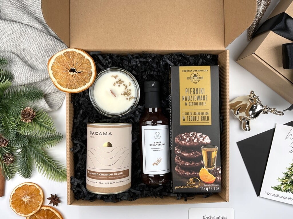 Luksusowy zimowy box prezentowy: świeca sojowa Whisky &amp; Jazz, herbata zimowa premium, syrop cynamonowy, nadziewane pierniczki w czekoladzie. Idealny prezent świąteczny, zimowy, elegancki upominek premium dla bliskiej osoby lub firmowy zestaw prezentow