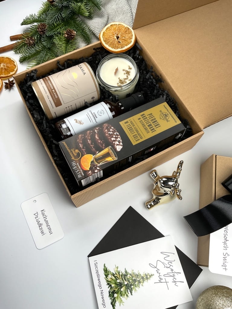 Zimowy gift box premium: świeca sojowa Whisky &amp; Jazz, rozgrzewająca herbata, syrop cynamonowy, świąteczne pierniczki w czekoladzie. Elegancki prezent świąteczny, zimowy zestaw relaksacyjny, luksusowy upominek na prezent dla bliskiej osoby