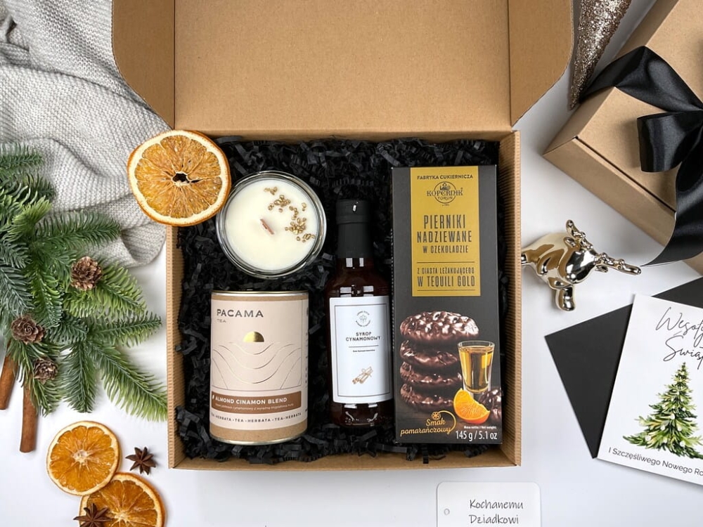 Zimowy gift box premium: świeca sojowa Whisky &amp; Jazz, rozgrzewająca herbata, syrop cynamonowy, świąteczne pierniczki w czekoladzie. Elegancki prezent świąteczny, zimowy zestaw relaksacyjny, luksusowy upominek na prezent dla bliskiej osoby