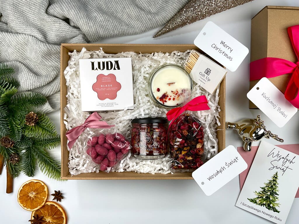 Różowy świąteczny box prezentowy: świeca sojowa Rose Prosecco, herbata kwiatowa z różą, miód lipowy z płatkami róży, różowe migdały w białej czekoladzie, herbata żurawinowa. Idealny różowy prezent świąteczny, zimowy, dla kobiety, premium gift box.