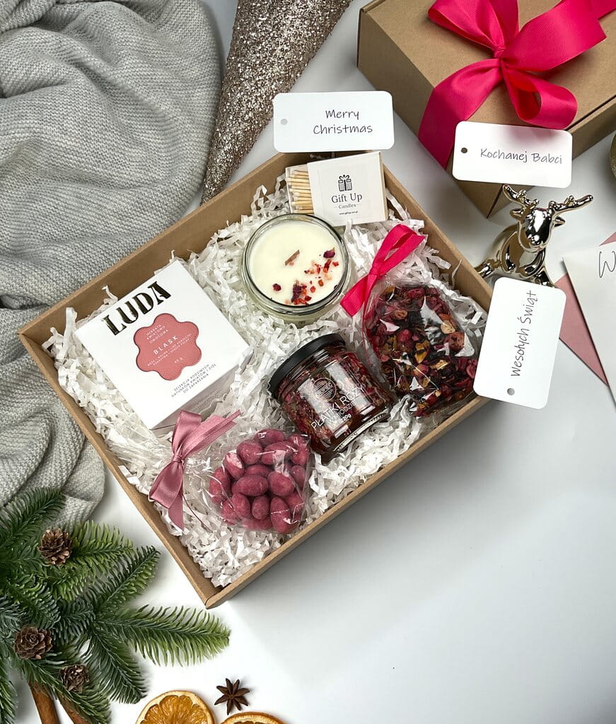 Ekskluzywny różowy gift box: świeca sojowa Rose Prosecco, płatki róży w miodzie, migdały w białej czekoladzie, herbata kwiatowa i żurawinowa. Idealny prezent świąteczny, Mikołajkowy, kobiecy, luksusowy box na zimę, self-care zestaw premium.