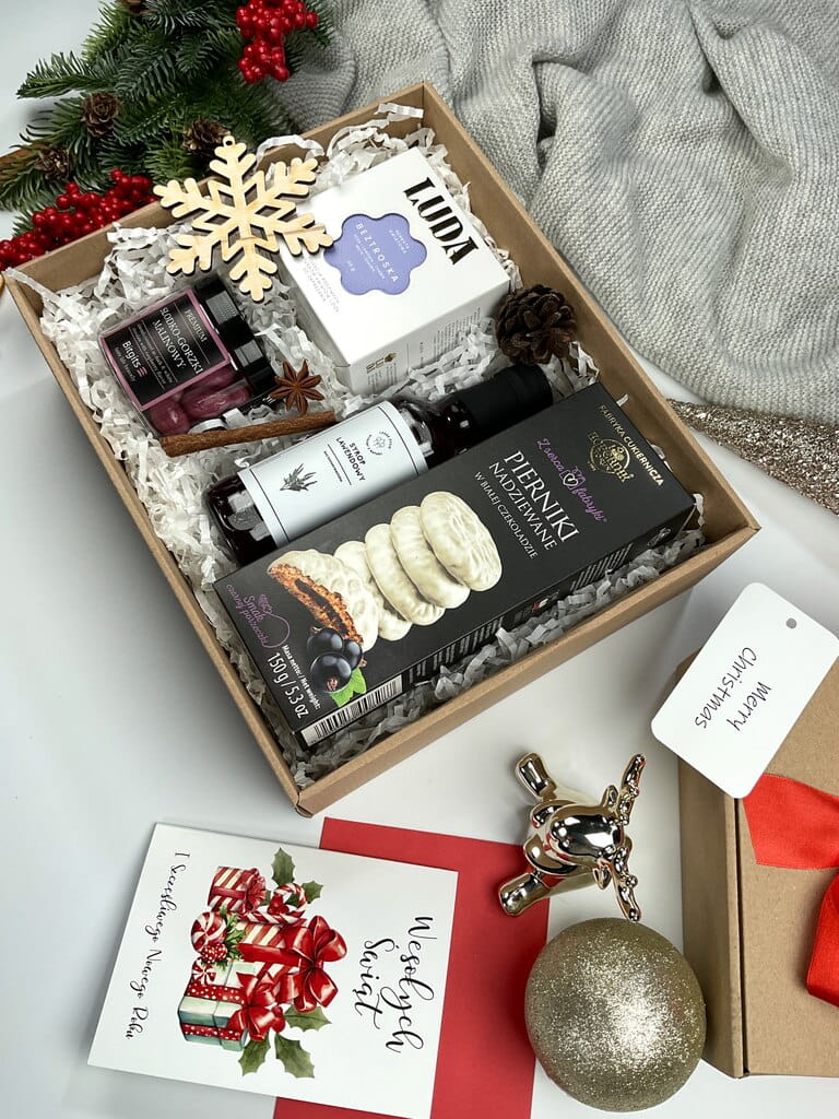 Elegancki gift box: herbata kwiatowa premium, lawendowy syrop, migdały w belgijskiej czekoladzie, mięciutkie nadziewane pierniczki. Doskonały prezent świąteczny, zimowy, premium upominek dla bliskiej osoby lub prezent firmowy.
